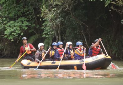 Lepas Penat, Kapolresta Bukittinggi Taklukkan Arung Jeram Nagari Padang Tarok