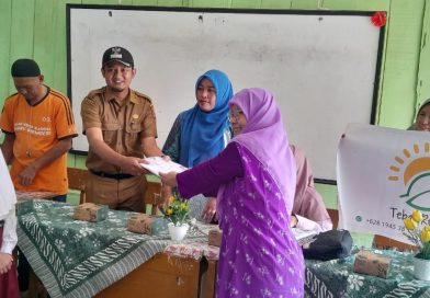 AMNA Salurkan Bantuan Seragam untuk Siswa SD di Kapalo Koto Sungai Pua.